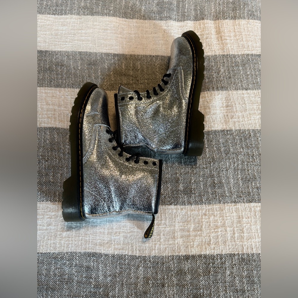 Dr Martens Jr 1460 Crinkle Silver Metallic Lace Up boots
SZ 4M